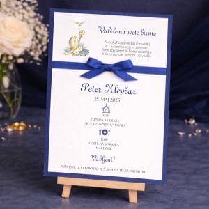 Vabilo za birmo z temno modro pentljico in župnikovo kapo