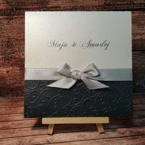 Poročna vabila s potiskanim črnim papirjem, srebrno pentljo in srebrno pisavo KLASIK PORKLS 200-012