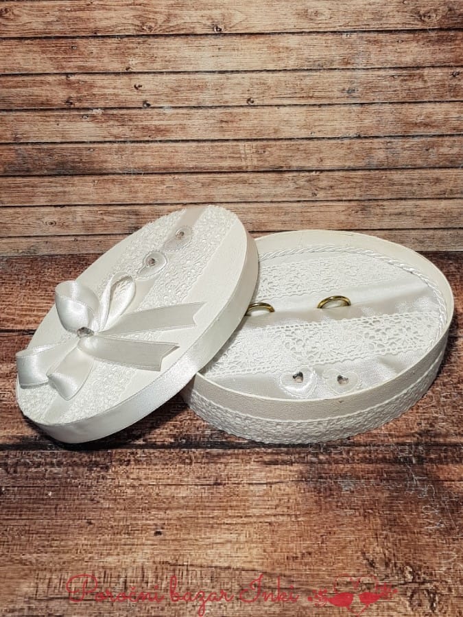 Lesena škatlica za prstane – Poročni bazar INKI Lesena škatlica za prstane