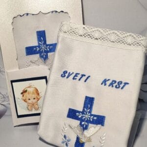 krstni prtiček v lični embalaži in napisom