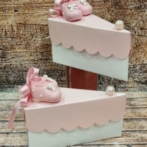 Krstni konfeti v obliki kosa torte v roza barvi in z roza copatki KRDAR 205