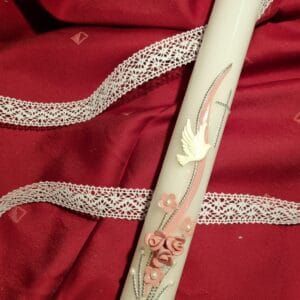 Krstne sveče s cvetjem in golobčkom