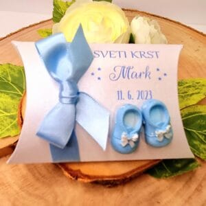 Krstni konfet s modrimi copatki, svetlo modro pentljo in modro pisavo KRDAR 127