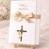 Vabila za birmo z svetlo zlato pentljo, svetlo pisavo, križcem in golobčkom