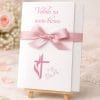Vabilo za birmo z roza pisavo, roza pentljico, križcem in golobčkom