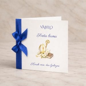 Vabilo za birmo z temno modro pentljico, župnikovo kapo, biblijo in belimi rožicami